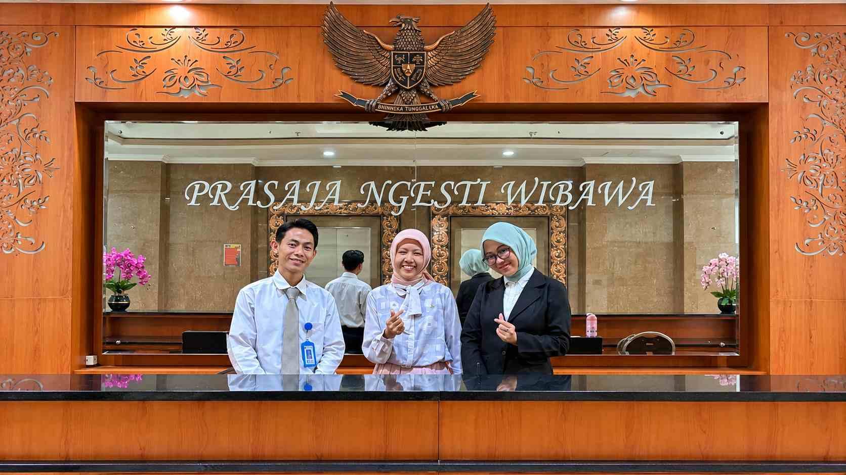 Petugas melakukan perawatan kolam renang